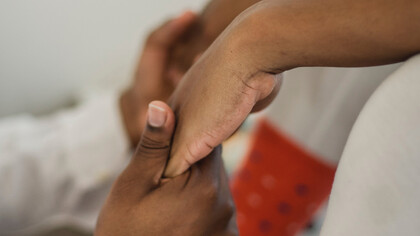 O investimento de potência no desejo do outro ao segurar as mãos