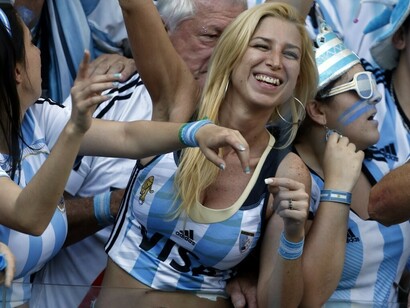 Turismo deportivo. Aficionada argentina en el Mundial de Brasil 2014