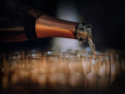 Botella y copas de champagne. Las bebidas alcohólicas representan por sí solas el paso de la necesidad vital, hidratarse, al de una necesidad hedonística, beber como complemento de la convivialidad