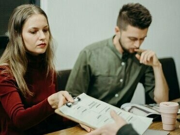 Entrevista de emprego. A concorrência se torna ainda mais evidente quando analisamos o comportamento dos recrutadores e das empresas dentro da plataforma. Com milhares de candidatos aplicando para as mesmas vagas, os critérios de seleção se tornam mais exigentes. Ter um perfil completo e otimizado é um diferencial, mas é a construção de um networking ativo e o compartilhamento de conteúdo relevante que realmente ampliam a visibilidade dentro do LinkedIn



