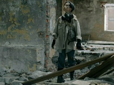 Mulher entre escombros em um cenário de futuro distópico. Chama atenção como alguns intelectuais parecem ter recentemente "descoberto" que a tecnologia pode ser usada de forma prejudicial. Como se já não houvesse precedentes históricos, como nos tempos de Gutenberg, quando a imprensa foi acusada de levar as pessoas à perdição por meio de livros impressos. Ou no período em que as calculadoras surgiram, e houve quem previsse o colapso da capacidade humana de realizar cálculos. Agora, a inteligência artificial ocupa esse papel de vilã, culpada por supostamente enfraquecer nossas habilidades cognitivas