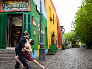 En su fragilidad conservan una forma de verdad: recuerdan que una ciudad no es un conjunto de volúmenes, sino un pacto entre cuerpos y territorio. La Boca, Buenos Aires, Argentina