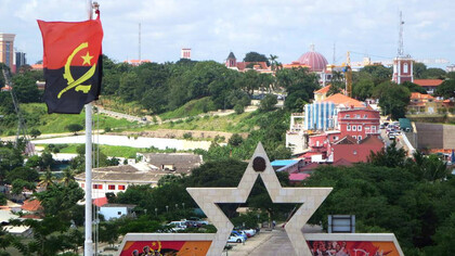 A trajetória de tentativa de implantação de energia solar em Angola e o contraste com a atual valorização de petróleo revelam complexidades e desafios na transição energética. A Cidade Alta em Luanda, Angola, estende-se ao longo de uma cordilheira ladeada por edifícios coloniais cor-de-rosa, incluindo os palácios do presidente e do arcebispo