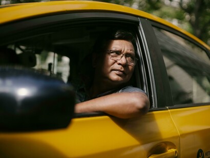 El taxista miraba al cliente mientras llegaba