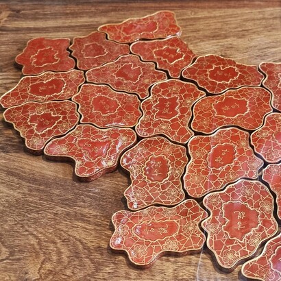 Ai Weiwei, "Free Speech Puzzle", dettaglio, 2023, foto dall' esposizione nella cattedrale di Salisbury, Inghilterra