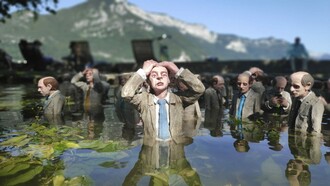 "Follow the leaders", instalación de Isaac Cordal