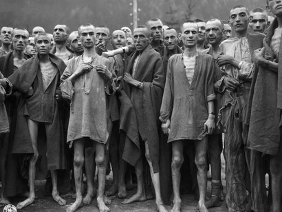 Prisioneros de un campo de concentración en 1945