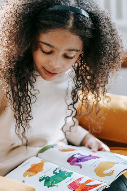 Reducir las brechas educativas implica garantizar oportunidades de lectura para niños y jóvenes, especialmente en las comunidades con menor acceso a recursos culturales