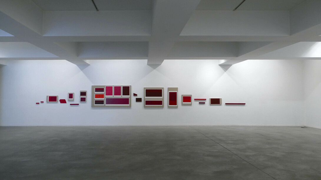 Mónica Capucho, Rose madder genuine, vista de exposição. Cortesia de Carlos Carvalho