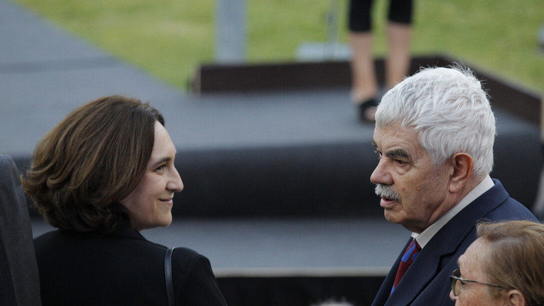 La actual alcadesa de Barcelona, Ada Colau, con Pasqual Maragall en el acto institucional en conmemoración de los 25 años de Barcelona'92