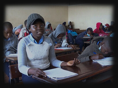 Aluna faz pergunta durante a aula