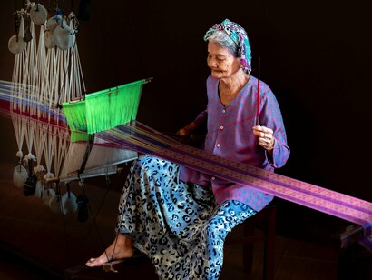 O trabalho artesanal preserva métodos antigos de produção têxtil e uma relação mais cuidadosa com os materiais utilizados. Hoje, práticas tradicionais inspiram o regresso a formas de tingimento mais naturais e sustentáveis