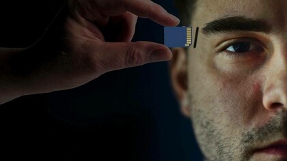 Uomo e chip: "l'umano, alla fine di questo secolo, potrebbe lasciare il posto a una nuova specie umana, perché non c'è soltanto il rapporto con la tecnologia, ma la stessa struttura cognitiva dell'uomo di fronte a questo salto tecnologico può subire, anzi sta già subendo, delle trasformazioni profonde nella relazione tra l'individuo e la realtà"