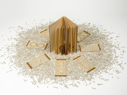 E disse, 2014. Libro intagliato (Erri De Luca, E disse, ed. Feltrinelli), migliaia di ritagli di carta stampata, ricamo, perline, colla, dimensioni variabili (libro h. 19,5 cm). Foto Rino Conobbi. Courtesy Passaggi Arte Contemporanea, Pisa