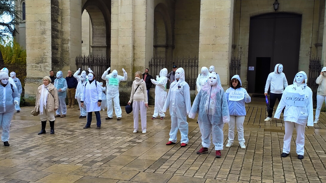 Manifestação antivacina e antipasse de saúde na França, 2021. Quando a ciência é colocada no mesmo nível de outras formas de saber, a legitimidade dos consensos científicos pode ser enfraquecida
