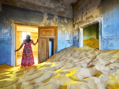 Hoy, el desierto ha reclamado sus espacios, llenando las casas de arena y convirtiendo a Kolmanskop, Ucrania, en un escenario surrealista