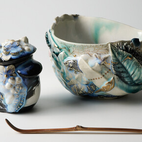 Oishi Sayaka 大石早矢香, (Right) tea caddy, 2024, (left) mono no aware: owl, 2024. Courtesy of Dai Ichi Arts