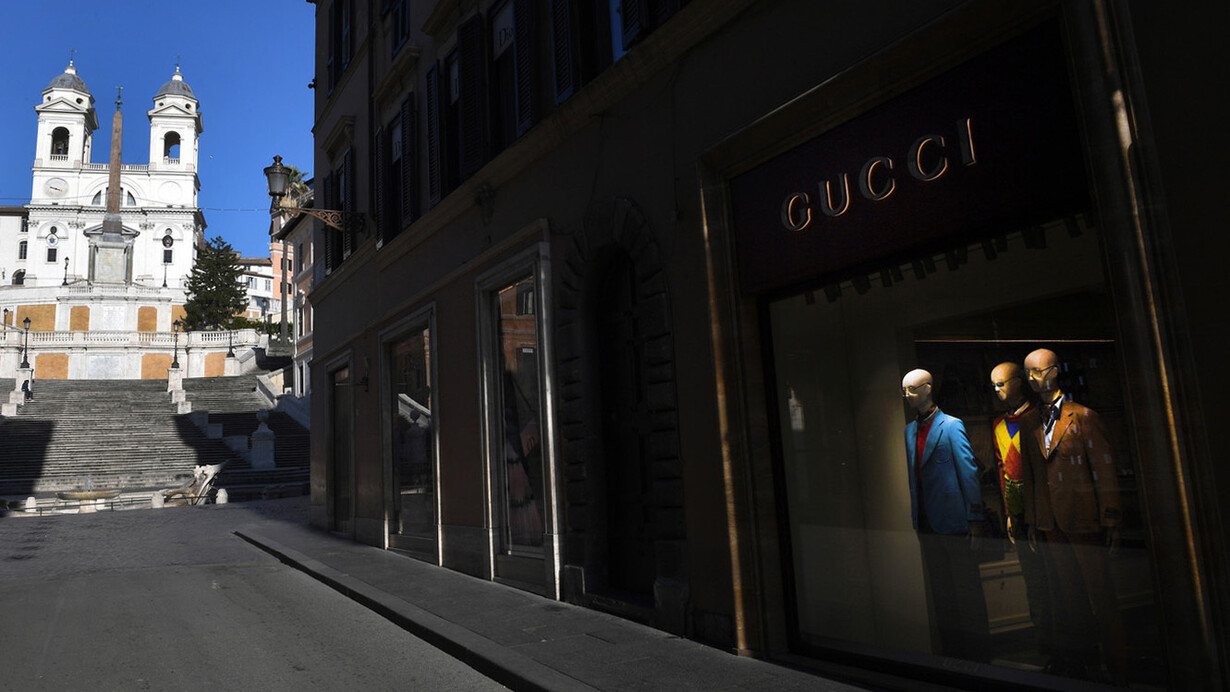 Roma, 18 marzo 2020: tres maniquíes en la vía Condotti, la única presencia surrealista en una zona generalmente muy transitada (Eric Vaudeville/Abaca Press) 