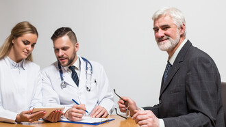 Un dottore e una dottoressa analizzando documenti con un avvocato