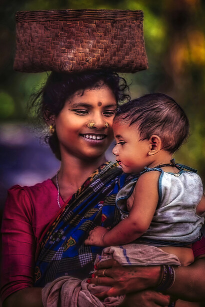 India – Ragazza con bambino in un villaggio Gadhaba (tribù dell’Orissa), foto Sergio Pessolano