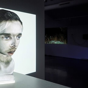 Mustafa Sabbagh, DPI – Darkness Per Inch
veduta dell’installazione, 2016
video-mapping su scultura in gesso, dimensioni ambientali
© mustafa sabbagh
