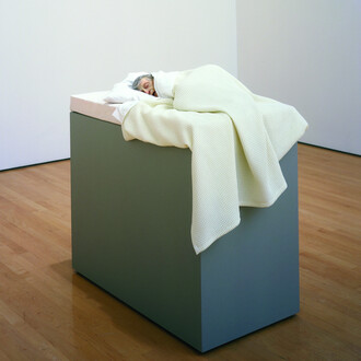 Ron Mueck, Untitled (Old Woman in Bed), 2000, silicone rubber, polyester resin, cotton, polyurethane foam, polyester and oil paint, 24 x 94.5 x 56 cm; pedestal: 100.3 x 94.5 x 56 cm, National Gallery of Canada, Ottawa
Photo © NGC