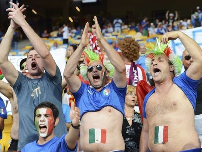 Turismo deportivo. Tifosi italianos siguiendo a su selección