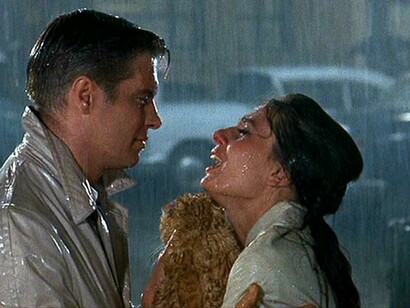 Colazione da Tiffany. Nel racconto di Capote, invece, Holly prenderà il famoso aereo su cui manca di salire nel finale di Hollywood e partirà per il Brasile. Nel frattempo, avrà lasciato Paul sotto lo stesso temporale che imperversa nella pellicola, ma solo dopo essersi fatta promettere da lui che avrebbe ritrovato il Gatto