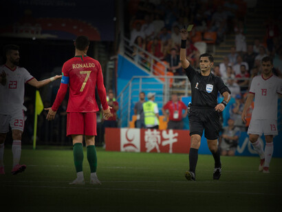 Cristiano Ronaldo recibiendo una tarjeta amarilla luego de la revisión del VAR en un partido entre Portugal e Irán