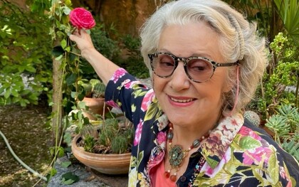 Antonia Arslan con rosa armena antica