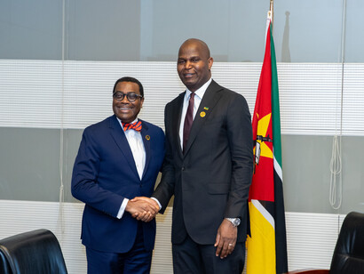 Encontro do Presidente Adesina (Nigéria) com o Presidente de Moçambique, Daniel Chapo. Com a evolução da onda das manifestações em Moçambique como consequência da contestação dos resultados das recentes eleições de 09 de outubro de 2024, que produziram resultados fraudulentos de forma gigantesca fazendo com que a onda de insatisfação crescesse a cada dia
