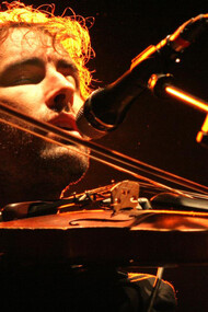 Andrew Bird with violin in concert © Dani Cantó