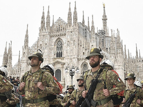 Alpini sfilano davanti al Duomo di Milano