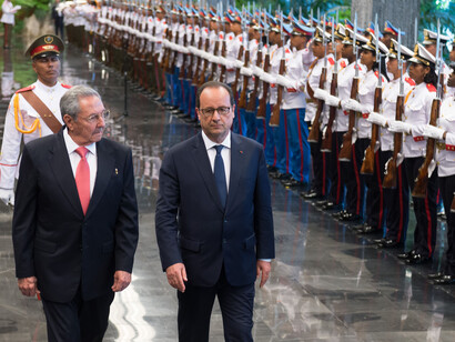 Framçois Hollande pasea con Raúl Castro durante su visita a Cuba