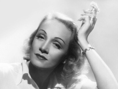 Con un rostro que combinaba belleza angelical y traviesa picardía, y un cuerpo escultural que no parecía el de una campesina sometida aduras faenas, el patrón la había elegido entre todas sin pensarlo dos veces