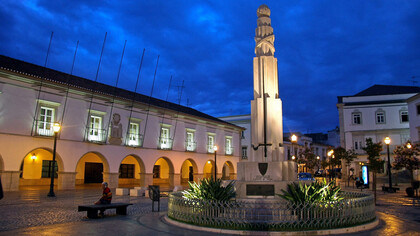 Monumento a los caídos en la Primera Guerra Mundial, Praça da República,Tavira, Algarve, Portugal