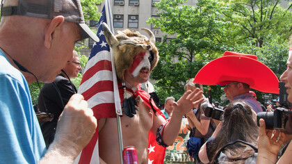 Das Ergebnis der U.S. Wahl war eher eine Niederlage der Demokraten. Bild: Trump-Anhänger auf den Straßen von New York im Mai 2024