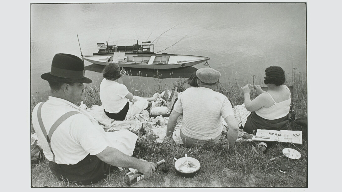 Henri Cartier-Bresson Dimanche sur les bords de Seine, France, 1938, épreuve gélatino-argentique de 1973 © Fondation Henri Cartier-Bresson / Magnum Photos