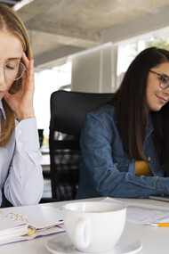 El narcisismo maquiavélico en el entorno laboral no se impone con gritos, sino que se infiltra con halagos, estrategia y desgaste silencioso