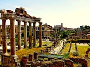 Ruinas del Templo de Saturno (izquierda) en el Foro Romano