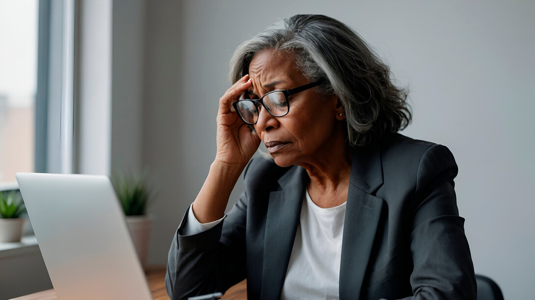 Mulher lendo comentário de ódio na internet. A crescente polarização da Internet e o aumento significativo dos discursos de ódio leva ao aparecimento de um fenómeno curioso: a cultura do cancelamento