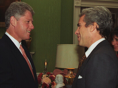 Epstein and Maxwell speaking with President Clinton following his remarks at a donor event for the White House restoration project on September 29, 1993