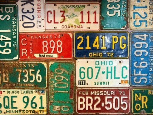 Ogni targa ha un'immagine indicante lo stato d’origine