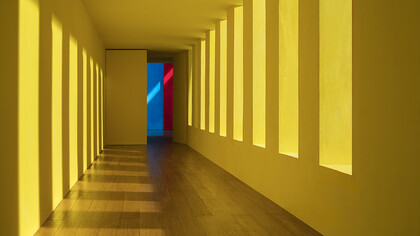 Yellow Passage (2017): Fotografia de uma das maquetes de James Casebere baseadas no corredor da casa Gilardi, considerada um testamento arquitectónico de Luís Barragán