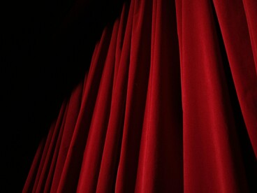 Depois de um tempo, entrei para o teatro Lala Schneider, pois sempre fui muito comunicativo, mas no primeiro ensaio, eu já entendi que estar ali me preenchia. Descobri um lugar de afeto, de criatividade, um espaço onde eu me sentia muito bem. Ali eu percebi que queria seguir esse caminho. Fiz minha primeira peça de teatro, junto com a minha melhor amiga, e aquilo foi muito especial