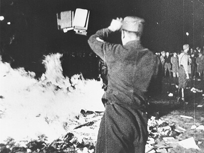 Un esempio di attacco alla cultura del passato: i roghi che venivano organizzati nel 1933 dalle autorità della Germania nazista, durante i quali vennero bruciati tutti i libri non corrispondenti all'ideologia del Terzo Reich