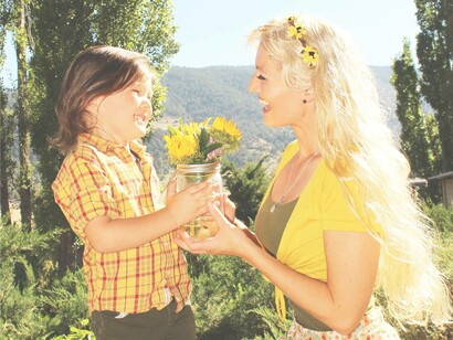 Bright and shiny friendliness from a woman to a child, the ultimate species connection