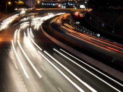 El rastro de los faros de los coches