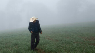 Un hombre de campo en medio de un viaje inusual
