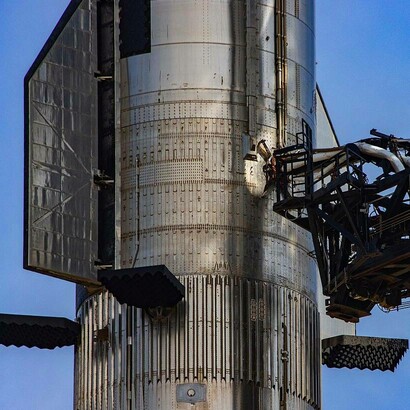 Il braccio di sgancio rapido effettua rifornimenti di prova sullo stack SpaceX Booster 4/Ship 20, quattro giorni prima del volo di prova, da South Padre Island, in Texas, USA